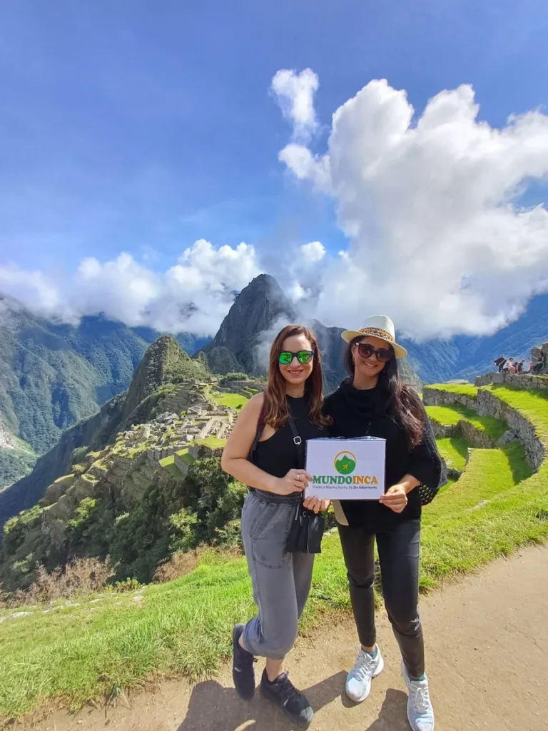 Dos jóvenes turistas disfrutando su viaje a Machu Picchu con la seguridad de la agencia Mundo Inca.