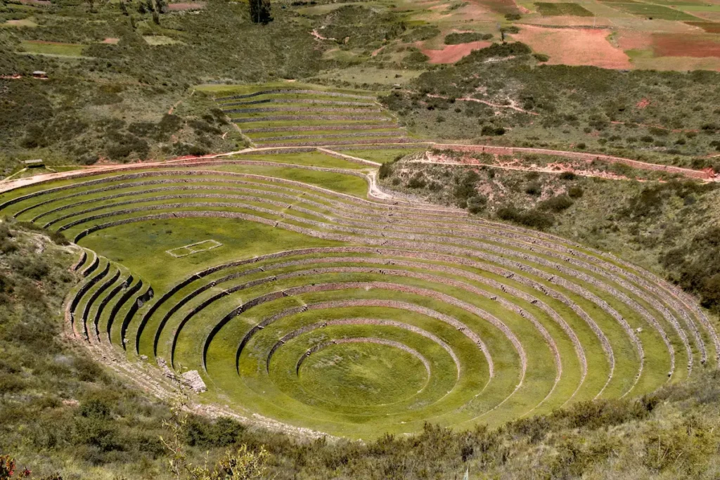 Vista aérea de los misteriosos andenes circulares de Moray, antiguo laboratorio agrícola inca.
