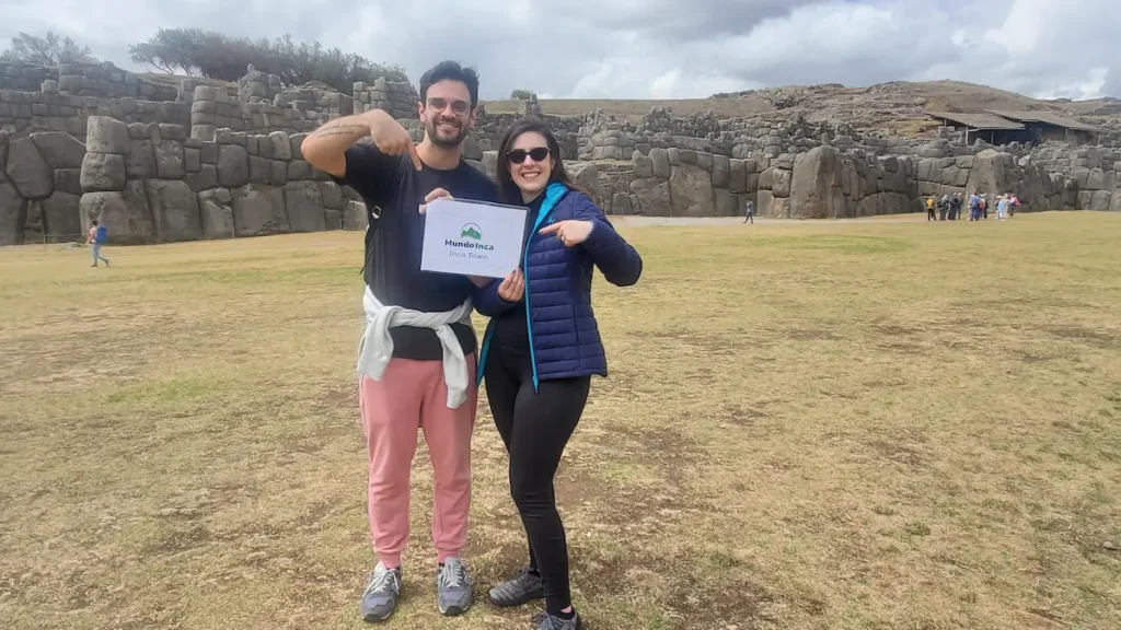 Pareja disfrutando del City Tour en Cusco con la impresionante arquitectura de Sacsayhuamán y la seguridad de Mundo Inca.