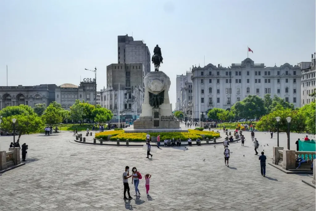Vista de la Catedral y la Plaza de Armas de Lima, inicio de los paquetes turísticos completos en Perú.