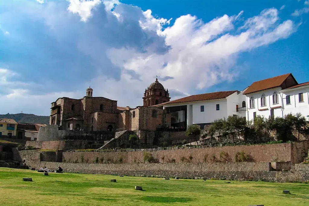 Fachada exterior que mostra a fusão do muro inca curvo do Qoricancha com a igreja colonial.