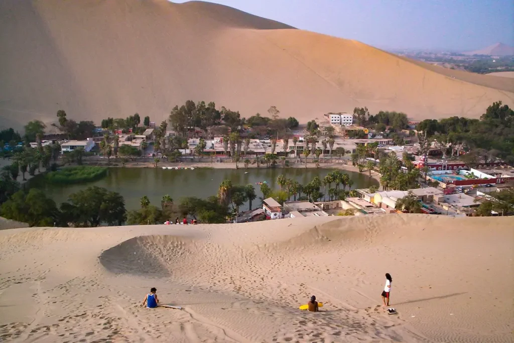 Oasis de Huacachina no deserto do Peru