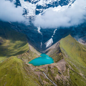 Imponente montaña y lago Humantay, un paisaje natural espectacular y destino popular para trekking en la región andina de Perú.