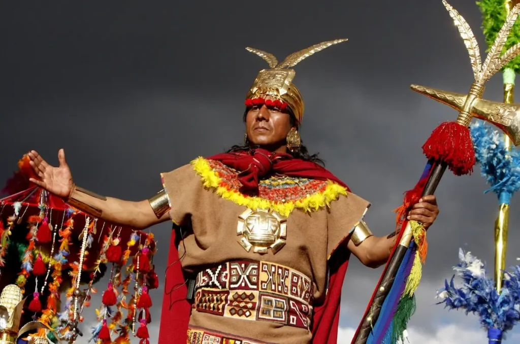 Inti Raymi, a tradicional Festa do Sol no Peru, celebração inca realizada em Cusco com rituais, danças e história ancestral.