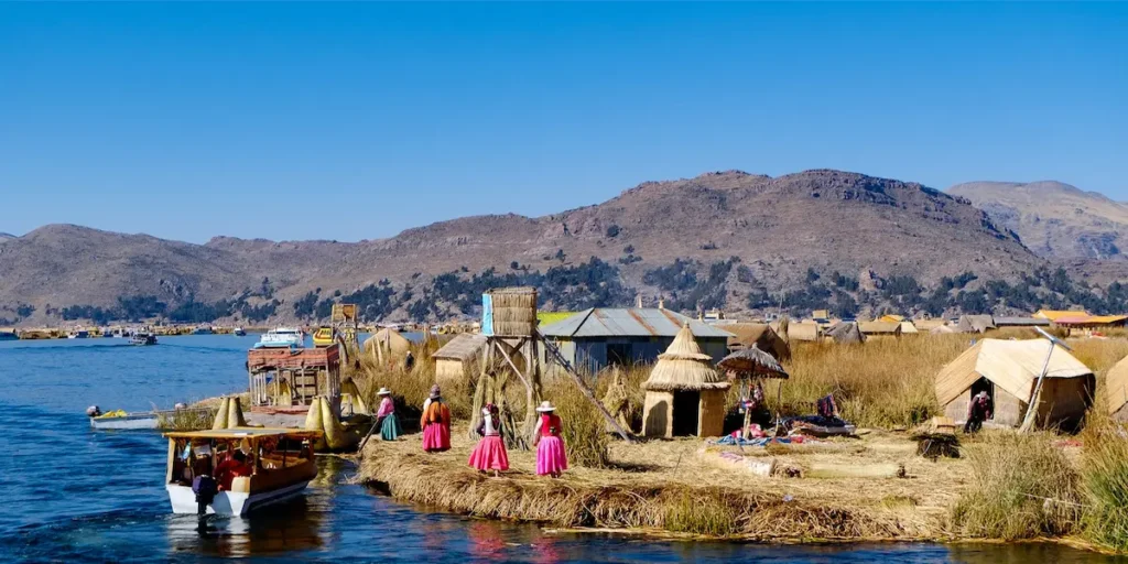 Vista tradicional del Lago Titicaca en Puno, el lago navegable más alto del mundo.