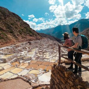 Vista de las Salineras de Maras, minas de sal tradicionales ubicadas en el Valle Sagrado, un destino turístico imperdible cerca de Machu Picchu.