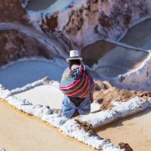 Detalle de las piscinas de sal en las Salineras de Maras, un sitio ancestral y turístico emblemático del Valle Sagrado cerca de Machu Picchu.
