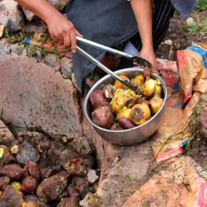 Plato tradicional de pachamanca cocinado bajo tierra, con ingredientes típicos de la gastronomía andina, una experiencia culinaria imperdible en Perú.