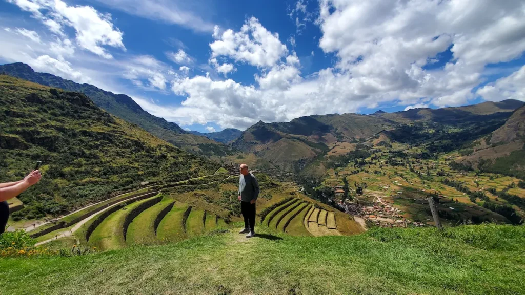 Vista panorâmica dos terraços e montanhas que cercam o complexo arqueológico de Pisac.