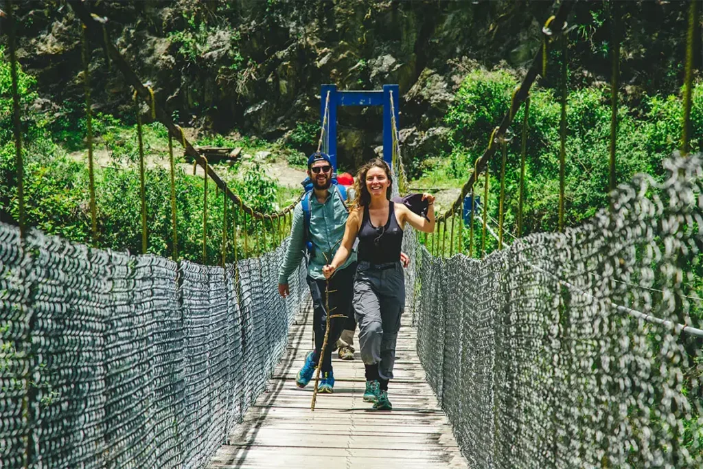 Caminando en tour salkantay Trekking para Machu Picchu