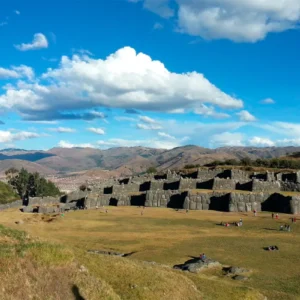 Imponente muro de piedra de Sacsayhuamán, una fortaleza inca situada sobre la ciudad de Cusco, destino histórico y turístico clave en Perú.
