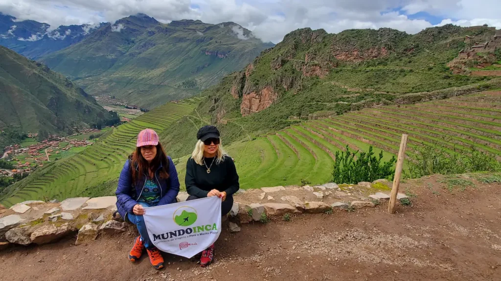 Duas senhoras desfrutando do passeio pelas ruínas de Pisac no Vale Sagrado com assistência personalizada.