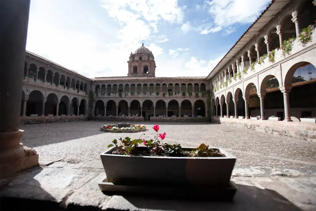 Muros de piedra perfectamente tallada en el interior del Templo del Sol (Qoricancha) en el City Tour.