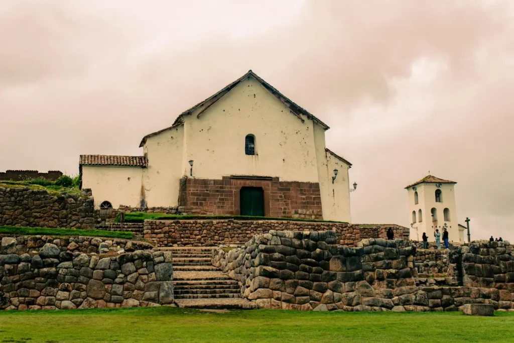 Muros incas e arquitetura colonial no povoado de Chinchero, famoso por seus têxteis tradicionais.