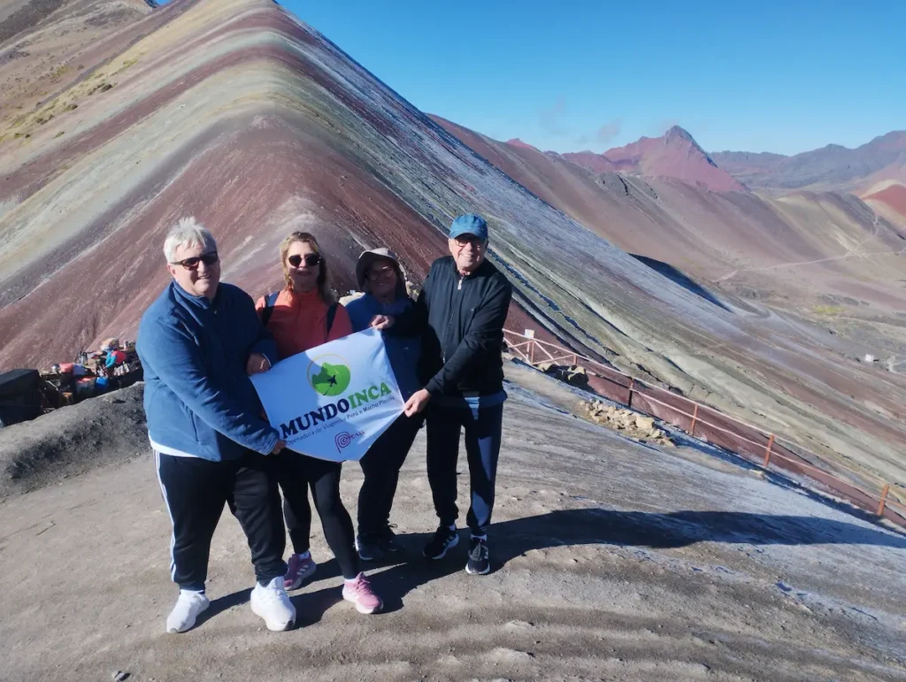 Turistas felizes após completar a trilha para a Montanha Colorida, serviço garantido.