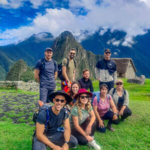 Grupo de turistas disfrutando el Tour Mundo Inca, una experiencia que combina la visita a Machu Picchu con recorridos culturales en la región andina del Perú.