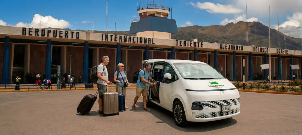 Nossa moderna Hyundai Staria aguardando passageiros no estacionamento do Aeroporto de Cusco para seu transfer privado.