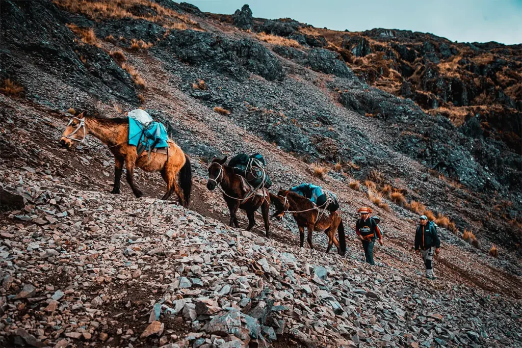 Equipe na Trilha Lares para Machu Picchu no Peru.