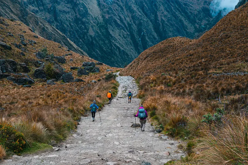 Abra Warmi Wañusca en el Camino Inca con turistas