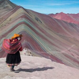 Turistas realizando la excursión a la Montaña de Colores, también conocida como Vinicunca, una maravilla natural ubicada en la región andina cerca de Cusco, Perú.