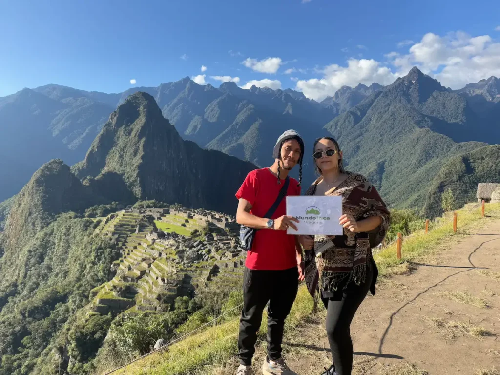 Parejas de turistas en Machu Picchu Peru felices posando.