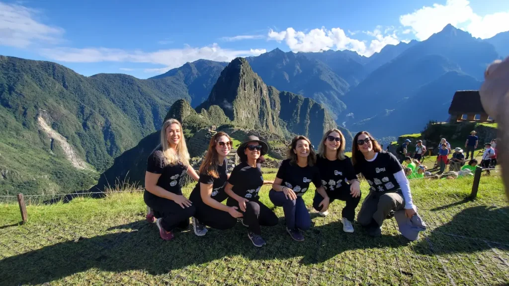 Grupo de amigas disfrutando de un viaje seguro y divertido en la ciudadela de Machu Picchu.